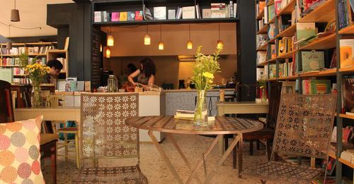 5 βιβλιοπωλεία στην Αθήνα όπου μπορείτε να διαβάσετε συντροφιά με τον καφέ σας